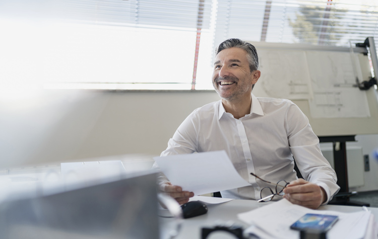 Mann sitzt am Arbeitsplatz